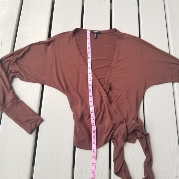 S Brown wraparound top by Daisy Fuentes - Picture 4 of 11
